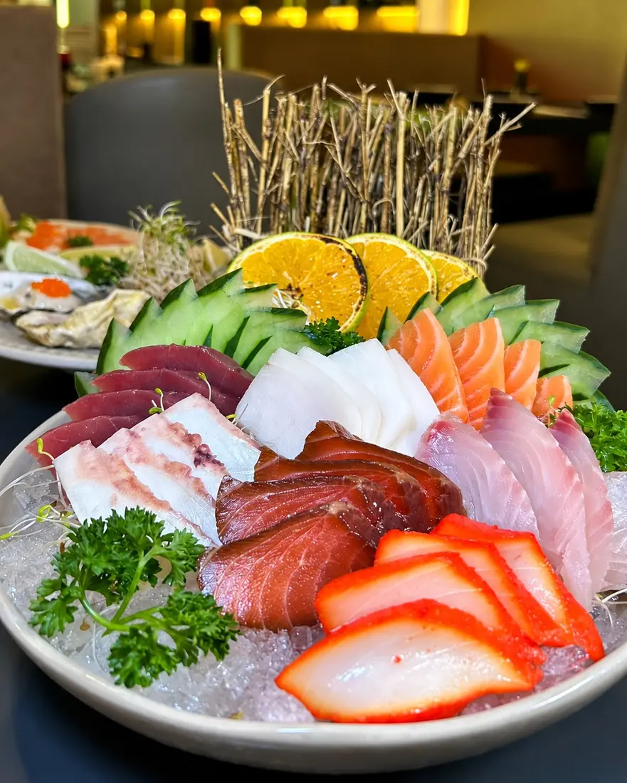 Prato de sashimi de salmão, atum e peixe branco sobre gelo