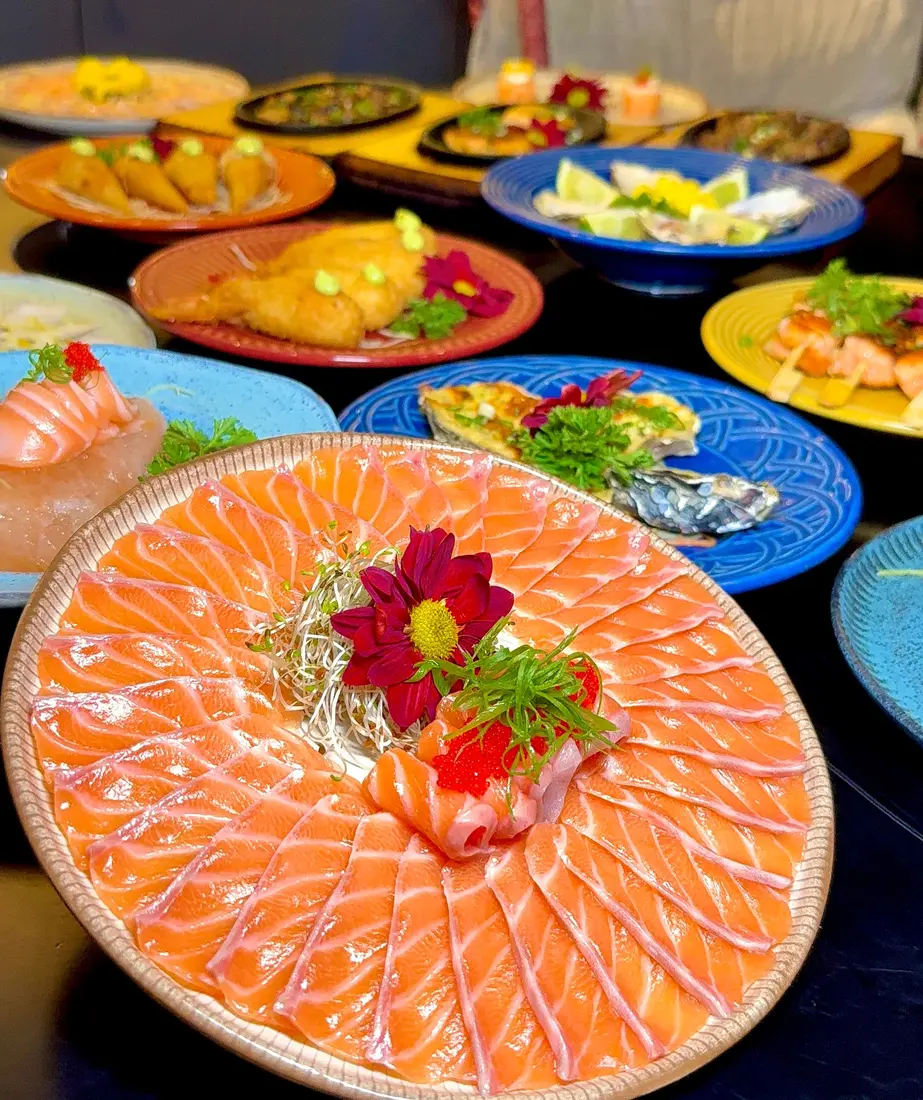 Carpaccio de salmão em leque com flor e brotos
