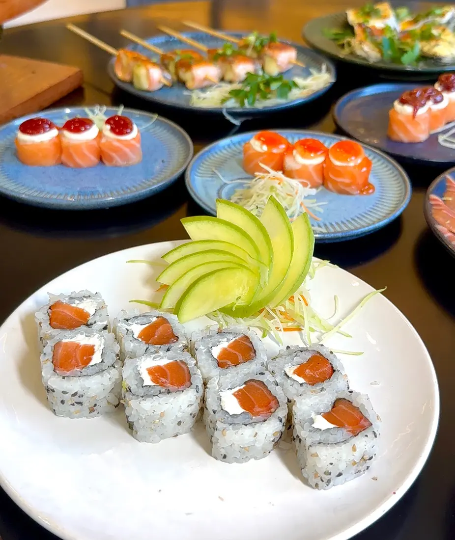 Uramaki de salmão com leque de abacate