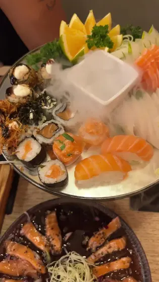 Seleção de sushi, sashimi e salmão braseado